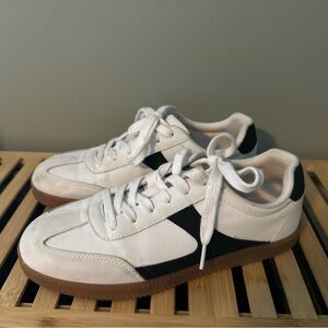 No Boundaries White and Black Athletic Shoes